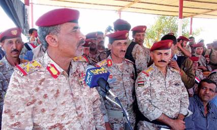 اللواء الصبيحي يزور أكبر معسكرات الجيش في عدن ويعقد لقاء مغلقا بقياداته العسكرية
