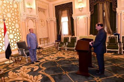 شاهد بالصور: اللواء علي محسن يؤدي اليمين الدستورية امام الرئيس هادي