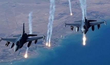 الحديدة: طيران التحالف يقصف معسكر موالٍ للحوثيين شمال الصليف والأمن يعثر على جثة أحد عناصر الحوثي في الجراحي