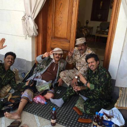 صورة لنجل الرئس هادي من عدن يرفع علامة النصر