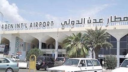  اشتباكات عنيفة بين قوات من الجيش ومسلحون موالون لهادي بمحيط مطار عدن