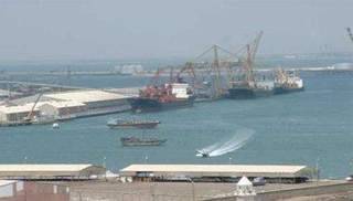 بوارج التحالف تسيطر على ميناء المكلا