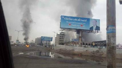 شاهد بالصور: حريق ودمار في المنصورة عدن بعد تطهيرها من الخلايا الإرهابية