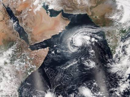 بالصورة .. يمني يتحدى إعصار شابالا 