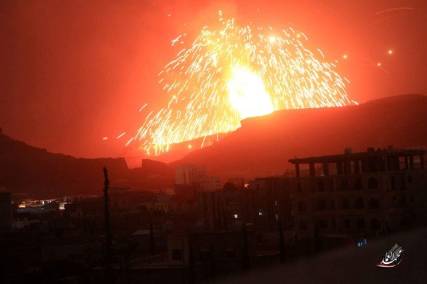انفجارات عنيفة في مخازن ألوية الصواريخ بالعاصمة صنعاء إثر استهدافها بغارة للتحالف (فيديو + صور)