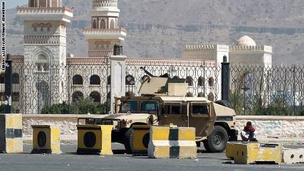 قيادي حوثي يقول إن جماعته ستبقي جزء من مسلحيها في دار الرئاسة ومقار حكومية أخرى كضمان