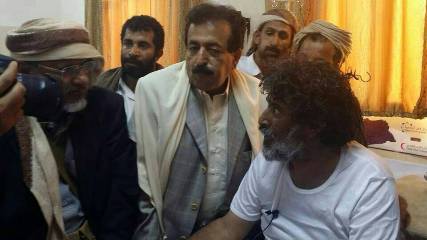 الشيخ العكيمي يعود لجبهات القتال بعد إصابته خلال قيادته عملية تحرير معسكر الخنجر بالجوف (صورة)