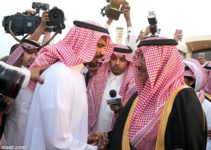 مسئولون سعوديون كبار في مقدمة مستقبلي القنصل السعودي المفرج عنه في اليمن (صور)