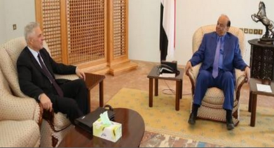 لدى لقائه في عدن .. السفير الروسي يدعو هادي العودة إلى صنعاء