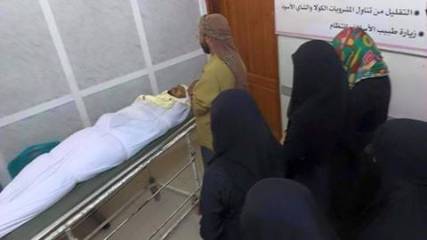 شاهد صورة لعائلة تؤدي صلاة الجنازة على فقيد لها في إحدى المستشفيات في تعز