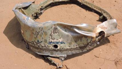 شاهد بالصور ... بقايا صاروخ سكود الحوثي بعدما أسقطته القوات السعودية