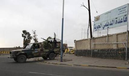  مصدر عسكري: مسلحو الحوثي يحاصرون مبنى قيادة الجوية
