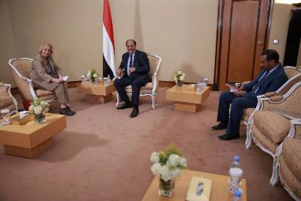 نائب رئيس الجمهورية يؤكد لرئيس بعثة الاتحاد الأوروبي حرص الوفد الحكومي على السلام ويستعرض خروقات المليشيا الانقلابية
