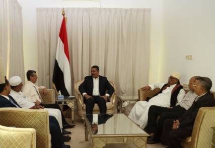 بحاح من عدن: انعاش الحياة الإقتصادية مهم لترسيخ الحياة وتطبيعها 