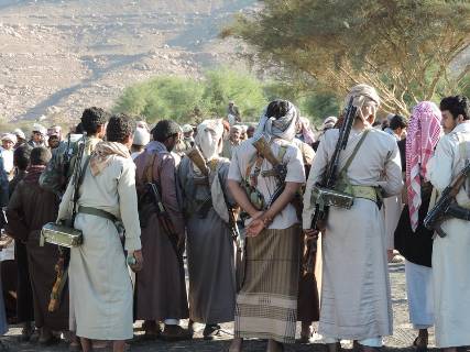 جماعة الحوثي تحشد المئات من مقاتليها وتنقلهم إلى مفرق الجوف