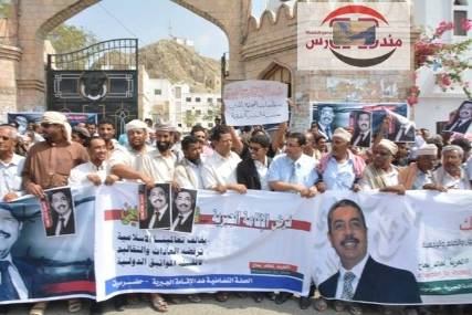 محتجون بحضرموت  يطالبون بالإفراج عن "بحاح" وينددون بالإنقلاب الحوثي