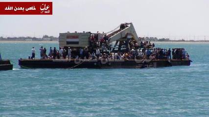 مليشيات صالح والحوثي ترتكب جرائم بإستهداف قوارب للنازحين من التواهي وتقوم بإغراقها بكل من عليها