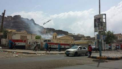 مجهولون يضرمون النار في كنيسة البادري في عدن (صور)