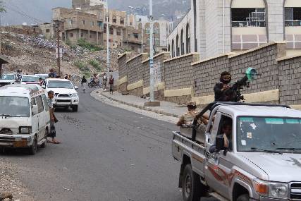 تقدم طفيف للحوثيين غرب تعز وصمود أسطوري لوحدات الجيش الوطني في وجه دبابات المتمردين