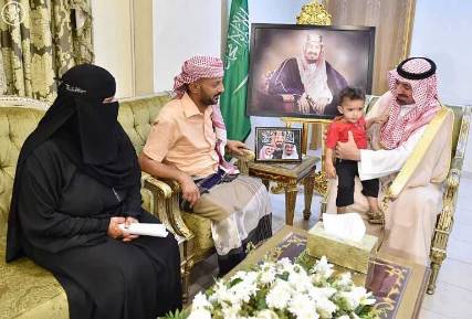 أمير نجران يوجه بتسهيل مغادرة أسرة الطفل اليمني "عبد الحق" بعد عملية جراحية لفصل التوأم الطفيلي (صورة)