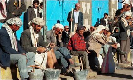 «عمال اليمن» في عيدهم: نبحث عن عمل ولا نكترث للمسميات