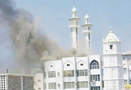 عدن : رمي مجهولين لـ"قنبلة" على مسجد الأحمدية يخلف 5جرحى 