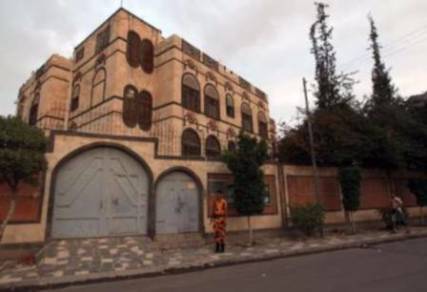 وكالات أنباء عالمية تفضح إدعاءات طهران بإستهداف سفارتها بصنعاء