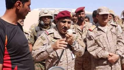اللواء المقدشي واللواء القحطاني مساعد قائد القوات الخاصة بالتحالف يزوران فرضة نهم للاطلاع على سير المعارك (صور)