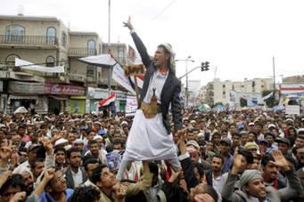 اليمنيون يحيون ذكرى الثورة