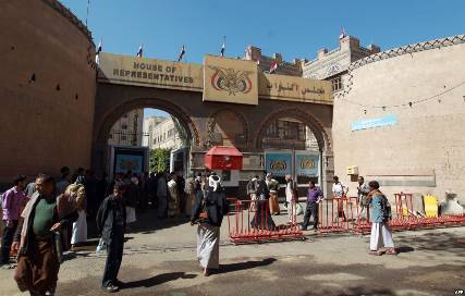 الحوثيون يشرعون في إنشاء "المجلس الوطني" بدلاً عن البرلمان ويدعون النواب للإنضمام إليه