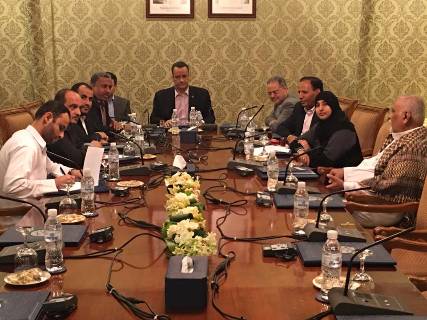 عاجل: بدء جلسة مشاورات عامة بمشاركة جميع أعضاء وفدي الشرعية والإنقلابييين بالكويت