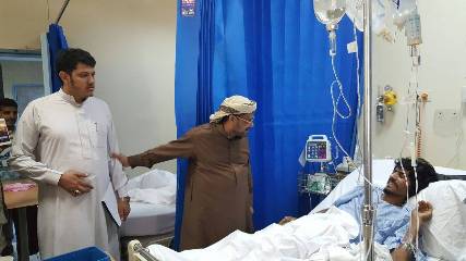 محافظ ريمة يزور جرحى الجيش والمقاومة بأحد مستشفيات نجران