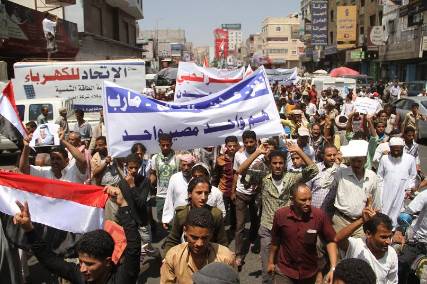 مسيرة بتعز تندد بالحرب على المدن الجنوبية وتُشيع شهداءها الذين قتلو على يد مسلحين حوثيين