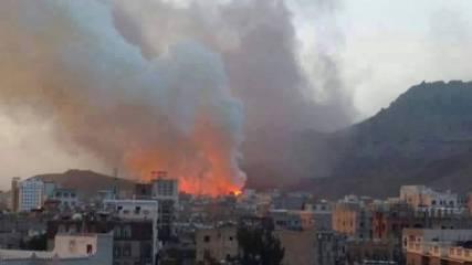 طيران التحالف يقصف في تعز وصنعاء وأنفجارات عنيفة داخل مخزن أسلحة بمقر الفرقة (صورة)