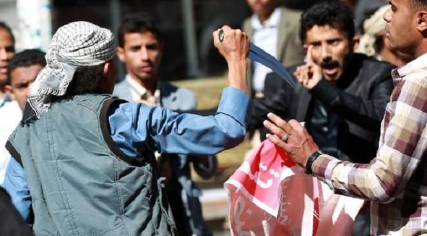 الحوثيون يفضون تظاهرة مناهضة لهم بصنعاء ويطاردون المحتجين إلى الأزقة والشوارع ويعتقلون عدداً منهم   