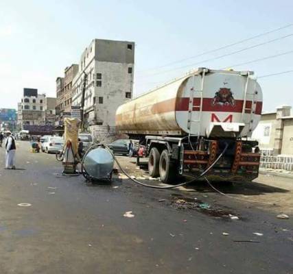 من يقف وراء "السوق السوداء" وما دور شركة النفط والرئيس السابق في انتعاشها ؟ (تقرير يرصد حقائق جديدة عن السوق السوداء)