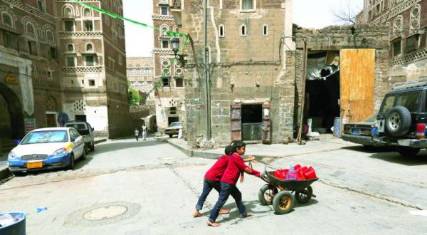 القيادات الحوثية تختفي من صنعاء.... وشلل في الحياة العامة