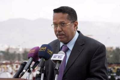 رئيس الوزراء يصل العاصمة المؤقتة عدن برفقة عدد من الوزراء