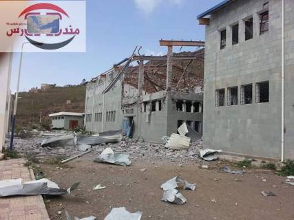 طيران "عاصفة الحزم" يقصف أهداف للحوثيين في مدينة مناخة غرب صنعاء (صور)