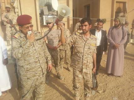 رئيس هيئة الأركان اللواء المقدشي يتفقد ألوية الجيش برفقة الأحمر والحنق ويصدر توجيهات بشأن العالقين