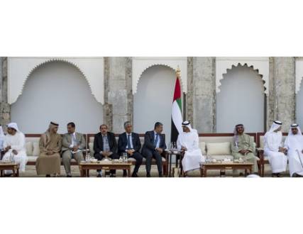 محمد بن زايد يستعـرض مع بحاح تطورات الأحداث في اليمـن 