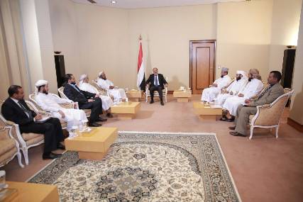 الفريق علي محسن يؤكد على المرجعيات الأساسية في المشاورات ويعبر عن أسفه لما يعانيه سكان الحديدة جراء انقطاع الكهرباء