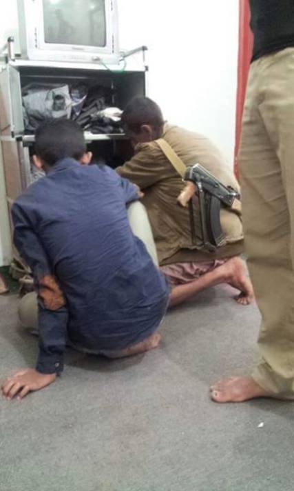شهود: مسلحو جماعة الحوثي يقتحمون المنازل المجاورة لمنزل الرئيس هادي ويثيرون الرعب في أوساط الأهالي