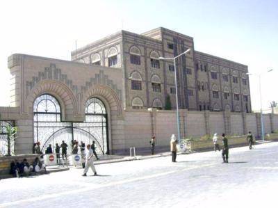 موظفان حكوميان: الأصبحي يسلم إدارة إذاعة صنعاء البديلة لمغتربين ويستبعد كوادر عملت على إطلاقها