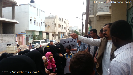 وقفة احتجاجية لاهالي المعتقلين في سجون الحوثي امام منزل محافظ الحديدة‎ 
