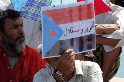 إعلام أبو ظبي يرد على غضب اليمنيين من دور الإمارات بالجنوب