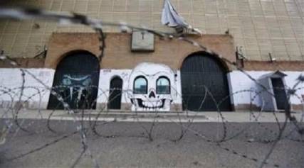 بالصور ..الحوثيون يرسمون الجماجم على السفارة السعودية بصنعاء