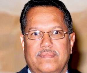 أحمد بن دغر: الحوثيون وصالح يشكلون خطراً على الأمن والسلم الدوليين