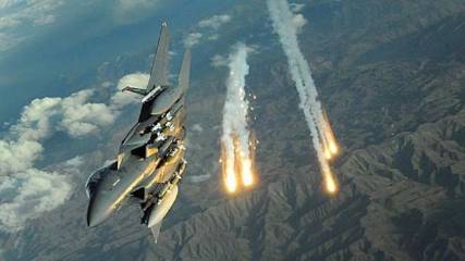 شاهد بالصور .. طيران التحالف يرسم "شخابيط" في سماء صنعاء 