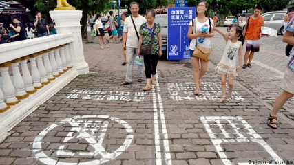 الصين: رصيف للمشاة أصحاب الهواتف المحولة..والسبب؟